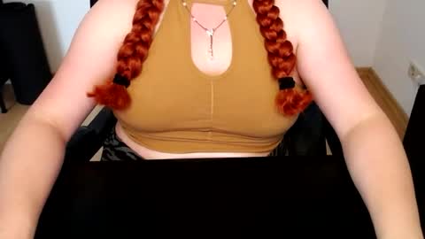 Snapshot of elly_petite chatting on 06.18.26 Elly online show from 06.18.26