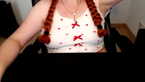 Snapshot of elly_petite chatting on 07.13.26 Elly online show from 07.13.26