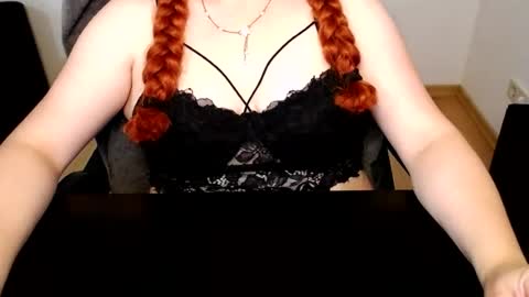Snapshot of elly_petite chatting on 07.16.26 Elly online show from 07.16.26