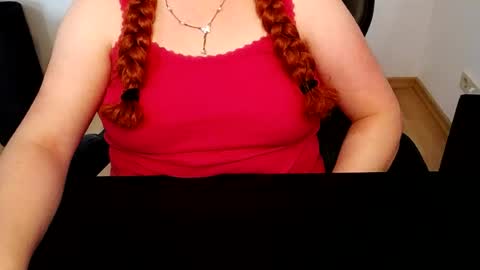 Snapshot of elly_petite chatting on 07.17.26 Elly online show from 07.17.26