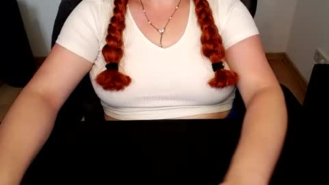 Snapshot of elly_petite chatting on 07.19.26 Elly online show from 07.19.26