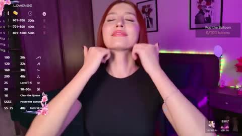 Snapshot of ellypeach chatting on 11.27.25 EllyPeach online show from 11.27.25