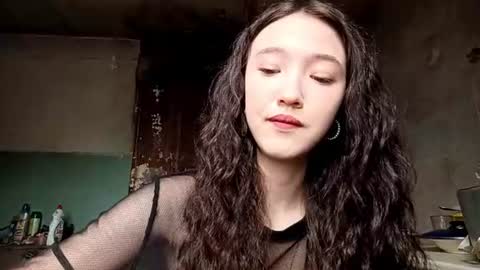 Snapshot of elouisevallian chatting on 06.17.26 Elara online show from 06.17.26