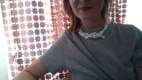 Snapshot of elsamartinez chatting on 09.25.25 ElsaMartinez online show from 09.25.25