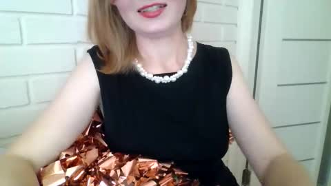 Snapshot of elsamartinez chatting on 10.29.25 ElsaMartinez online show from 10.29.25