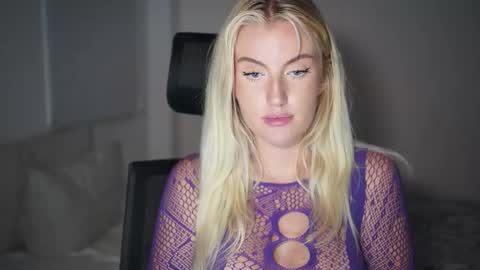 Snapshot of elsathora chatting on 11.30.25 Elsa Thora online show from 11.30.25