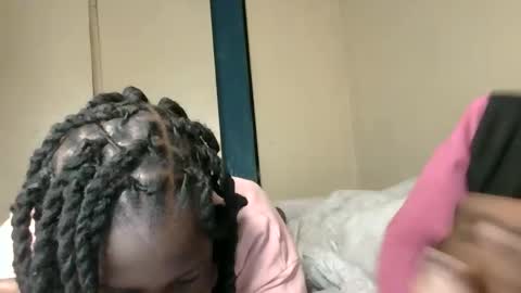 Snapshot of elvier_pretty chatting on 10.16.25 flo online show from 10.16.25