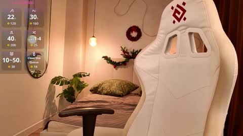 Snapshot of elvilune chatting on 12.16.25 Erica online show from 12.16.25