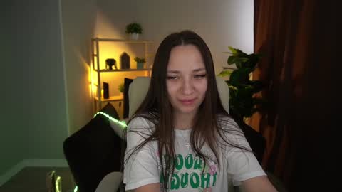 Snapshot of elyslunar_ chatting on 12.19.24 Call me Elis online show from 12.19.24