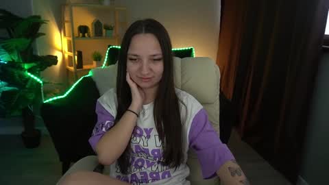 Snapshot of elyslunar_ chatting on 12.20.24 Call me Elis online show from 12.20.24