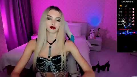 Snapshot of em_luna chatting on 09.16.25 Emilia online show from 09.16.25