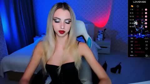 Snapshot of em_luna chatting on 09.17.25 Emilia online show from 09.17.25