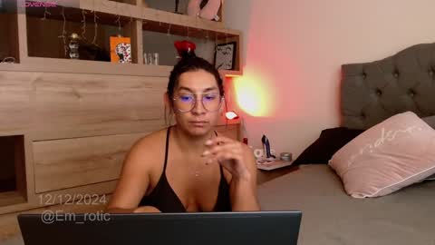 Snapshot of em_rotic chatting on 12.12.24 Emilia online show from 12.12.24