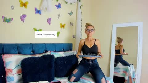 Snapshot of ema_garciaa chatting on 09.19.25 ema garcia online show from 09.19.25