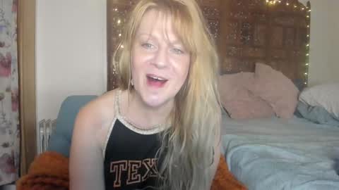 Snapshot of emberpheonixxx chatting on 10.19.25 Ember Pheonixxx online show from 10.19.25