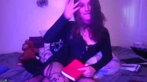 Snapshot of embers_of_eternity chatting on 01.27.25 Ellie online show from 01.27.25