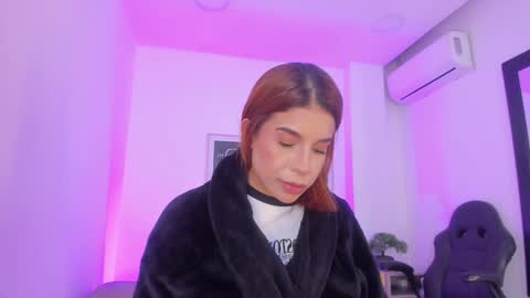 Snapshot of emelie_89 chatting on 12.29.24 emelie_89 online show from 12.29.24