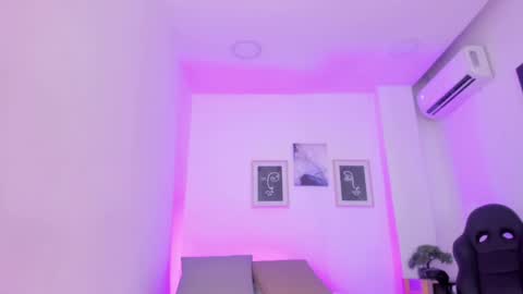 Snapshot of emelie_89 chatting on 12.31.24 emelie_89 online show from 12.31.24