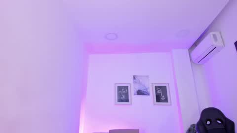 Snapshot of emelie_89 chatting on 02.04.25 emelie_89 online show from 02.04.25