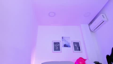 Snapshot of emelie_89 chatting on 02.15.25 emelie_89 online show from 02.15.25