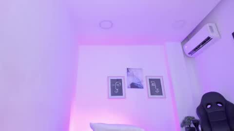 Snapshot of emelie_89 chatting on 02.19.25 emelie_89 online show from 02.19.25