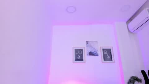 Snapshot of emelie_89 chatting on 02.26.25 emelie_89 online show from 02.26.25