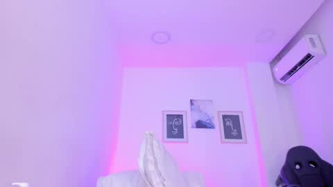 Snapshot of emelie_89 chatting on 03.08.25 emelie_89 online show from 03.08.25