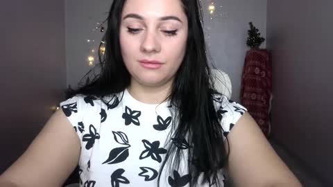 Snapshot of emelyblum chatting on 01.05.25 Emely online show from 01.05.25