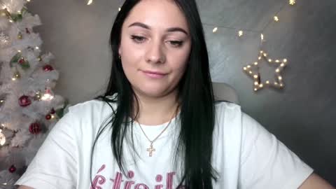 Snapshot of emelyblum chatting on 01.14.25 Emely online show from 01.14.25