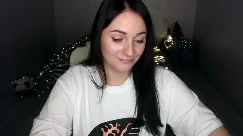 Snapshot of emelyblum chatting on 01.26.25 Emely online show from 01.26.25