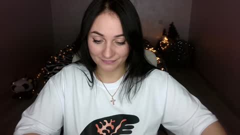 Snapshot of emelyblum chatting on 01.26.25 Emely online show from 01.26.25