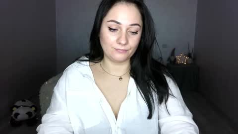 Snapshot of emelyblum chatting on 03.05.25 Emely online show from 03.05.25