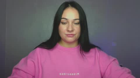 Snapshot of emelyblum chatting on 09.23.25 Emely online show from 09.23.25