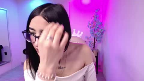 Snapshot of emiily_andrews chatting on 11.25.25 Emiily online show from 11.25.25