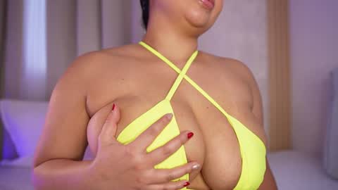 Snapshot of emiily_bell chatting on 12.05.24 online show from 12.05.24