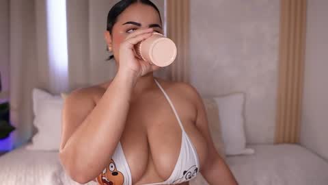 Snapshot of emiily_bell chatting on 12.25.24 online show from 12.25.24