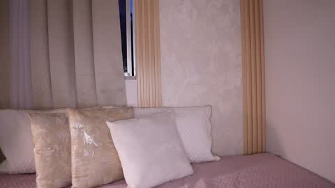 Snapshot of emiily_bell chatting on 12.28.24 online show from 12.28.24