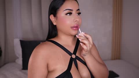 Snapshot of emiily_bell chatting on 01.12.25 online show from 01.12.25