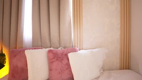 Snapshot of emiily_bell chatting on 01.26.25 online show from 01.26.25