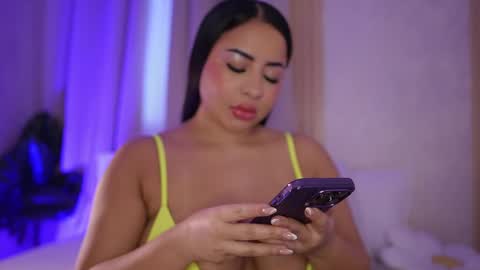 Snapshot of emiily_bell chatting on 02.18.25 online show from 02.18.25