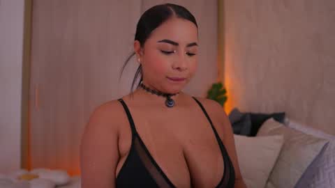 Snapshot of emiily_bell chatting on 09.10.25 online show from 09.10.25