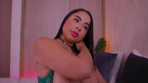 Snapshot of emiily_bell chatting on 09.12.25 online show from 09.12.25