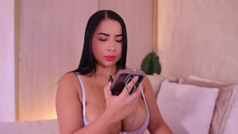 Snapshot of emiily_bell chatting on 09.24.25 online show from 09.24.25