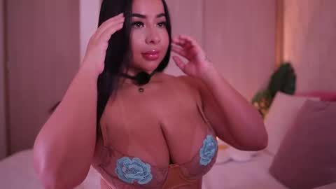 Snapshot of emiily_bell chatting on 10.08.25 online show from 10.08.25