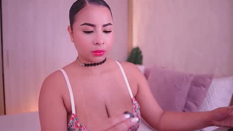 Snapshot of emiily_bell chatting on 11.03.25 online show from 11.03.25