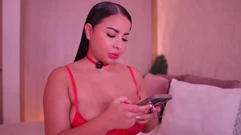 Snapshot of emiily_bell chatting on 11.06.25 online show from 11.06.25