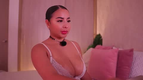 Snapshot of emiily_bell chatting on 11.07.25 online show from 11.07.25