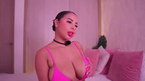 Snapshot of emiily_bell chatting on 11.08.25 online show from 11.08.25