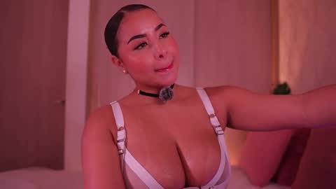 Snapshot of emiily_bell chatting on 11.10.25 online show from 11.10.25