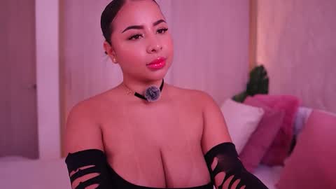 Snapshot of emiily_bell chatting on 11.11.25 online show from 11.11.25